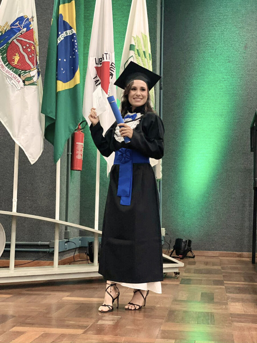 Júlia Semei em sua formatura em Psicologia