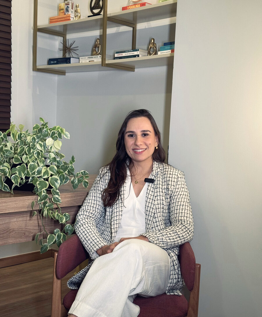 Júlia Semei em seu consultório
